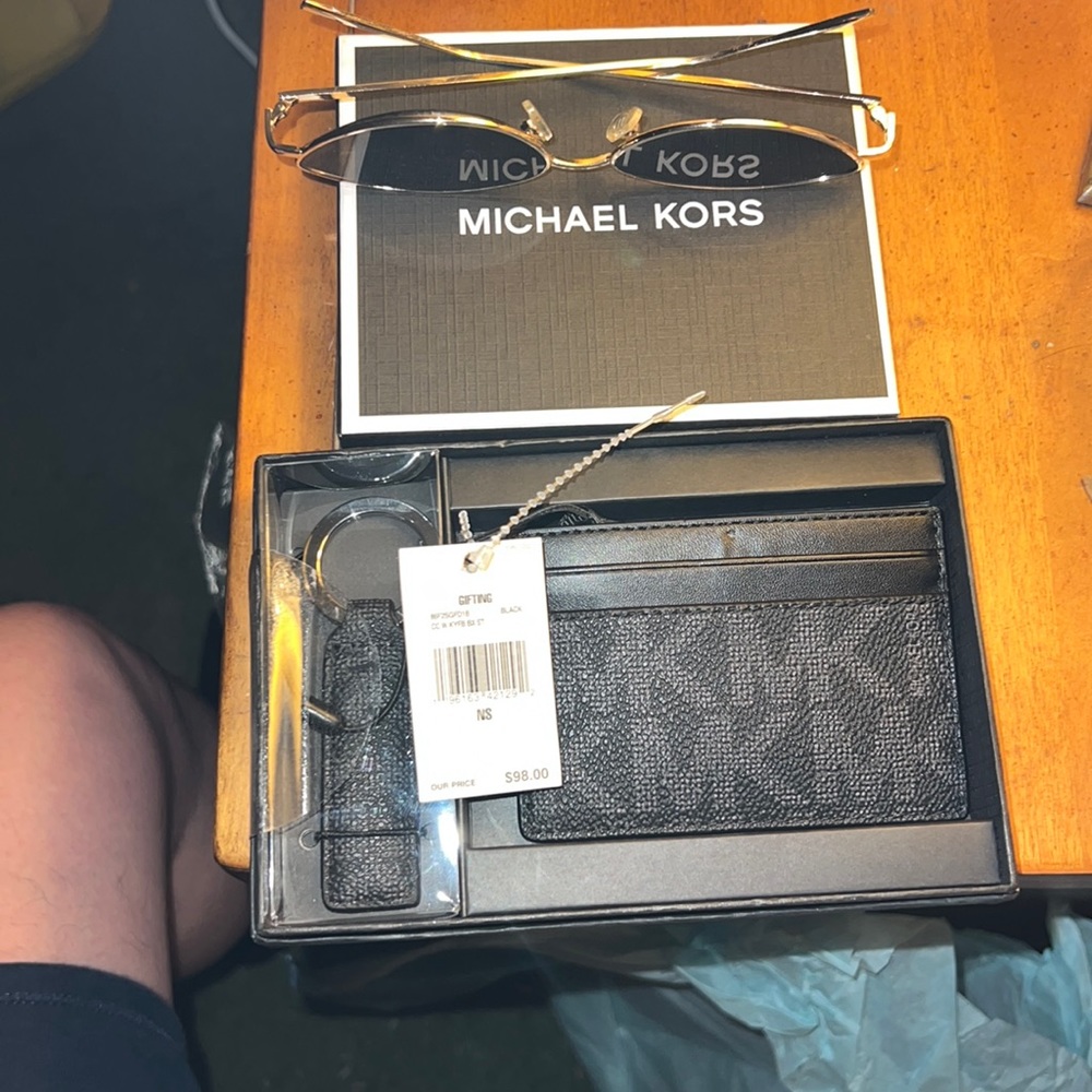 NWT 🔥Michael Kors 🔥 Mens wallet gift set. How’s 2 Lucky $77 for the 4thJ 🇺🇸 - Picture 1 of 4